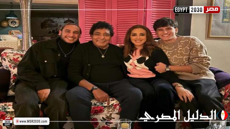 محمد منير يشكر أنغام على زيارتها له بعد وعكته الصحية