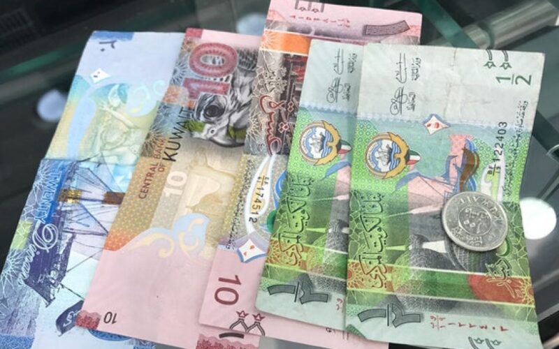 سعر الدينار الكويتي أمام الجنيه المصري في البنوك اليوم السبت.. تحديث لحظي