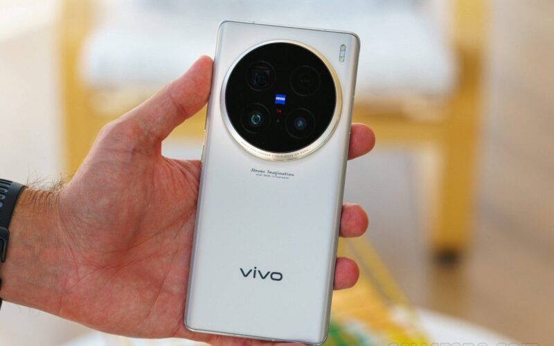 تسريبات جديدة عن هاتف Vivo X200S.. بكاميرا بيريسكوب للتقريب البصري